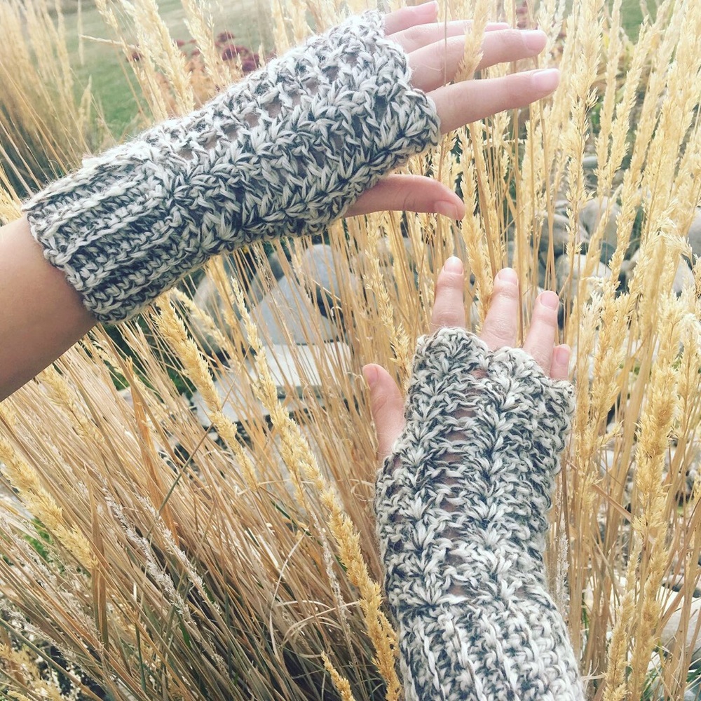 Handmade crochet fingerless gloves - Picture 4 of 8